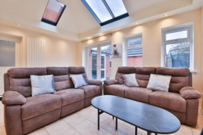 StayRight Spacious 5-Bed House with Parking - 15 mins from City Centre!